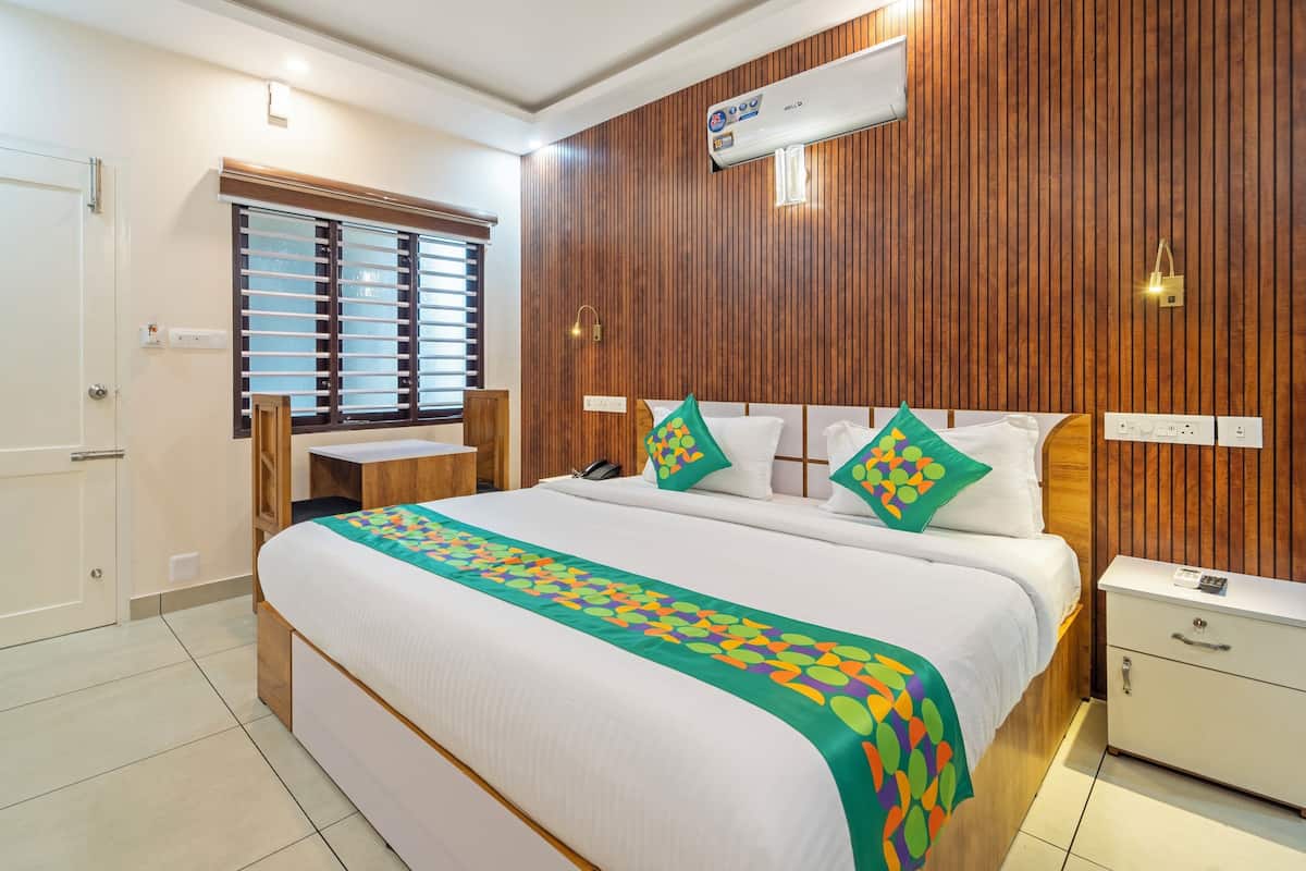 Deluxe Room | Desk, iron/ironing board (on request), bed sheets