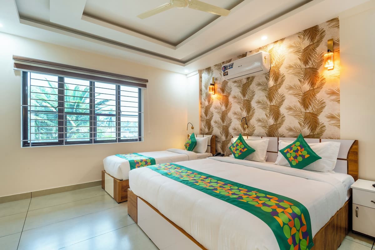 Premium Room | Desk, iron/ironing board (on request), bed sheets