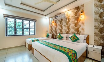 Premium Room | Desk, iron/ironing board, bed sheets