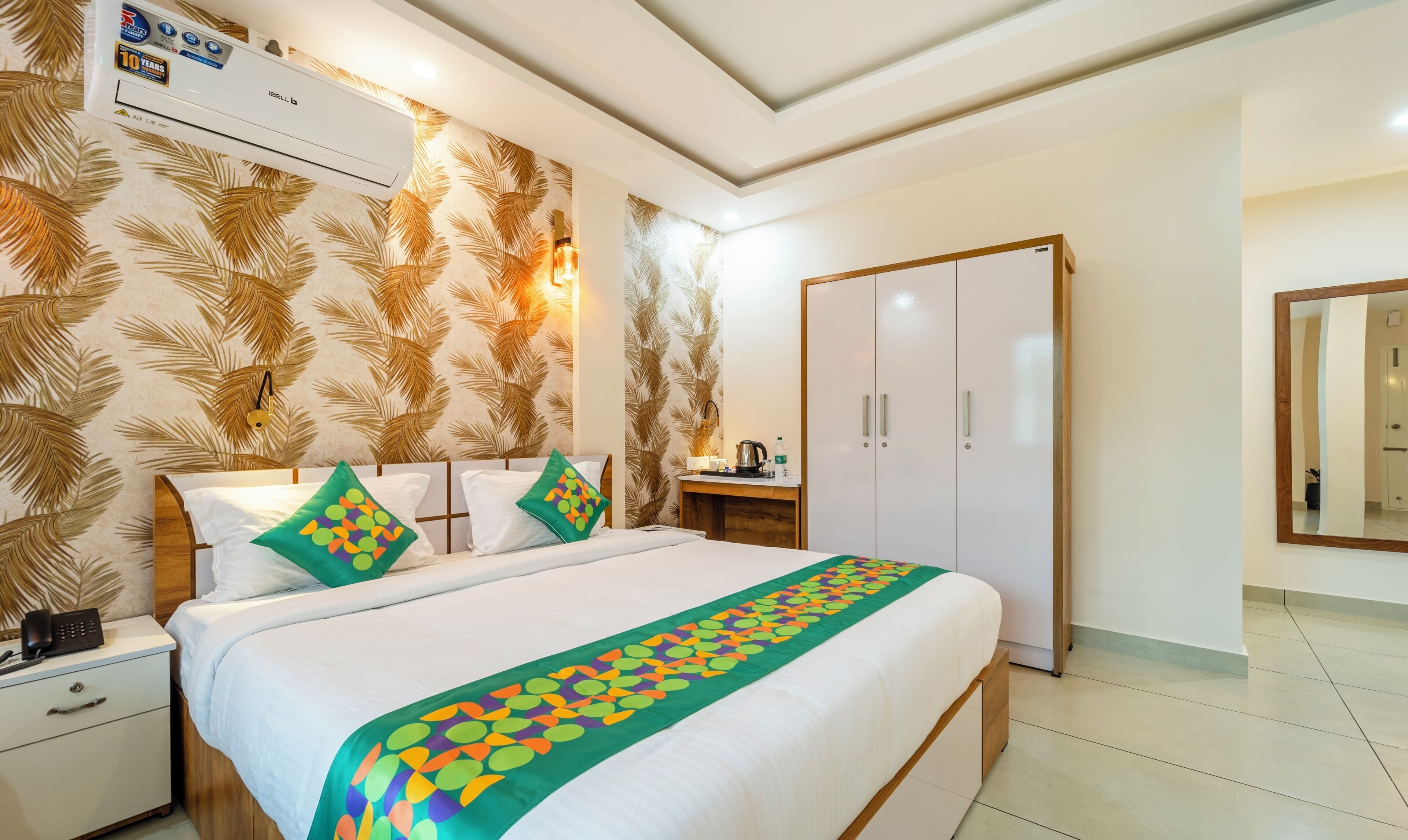 premium room | 1 bedroom, desk, iron/ironing board, bed sheets