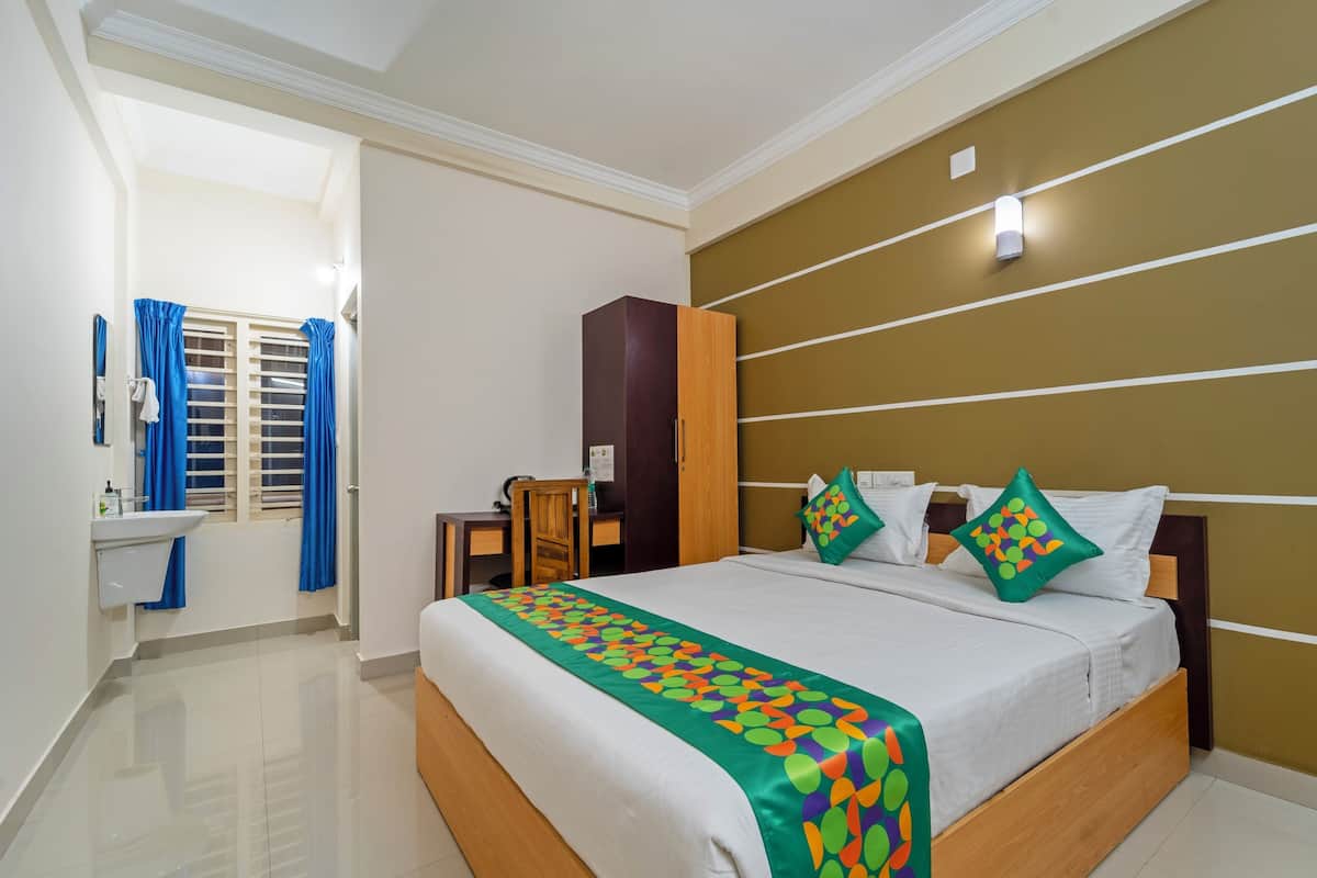 Standard Room | Desk, iron/ironing board (on request), bed sheets