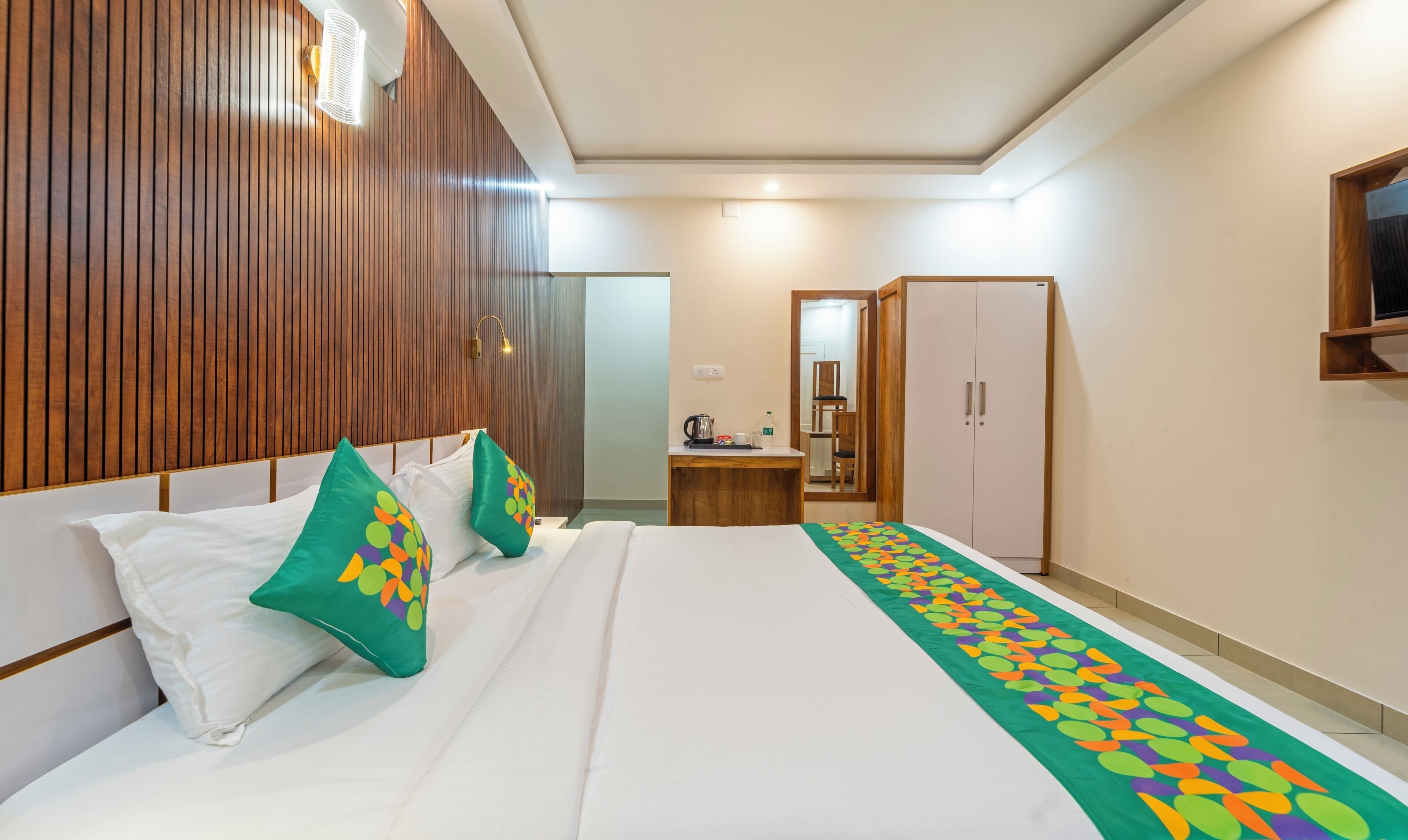 deluxe room | 1 bedroom, desk, iron/ironing board, bed sheets