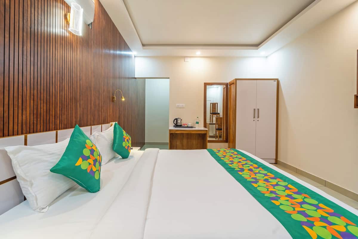 deluxe room | 1 bedroom, desk, iron/ironing board, bed sheets