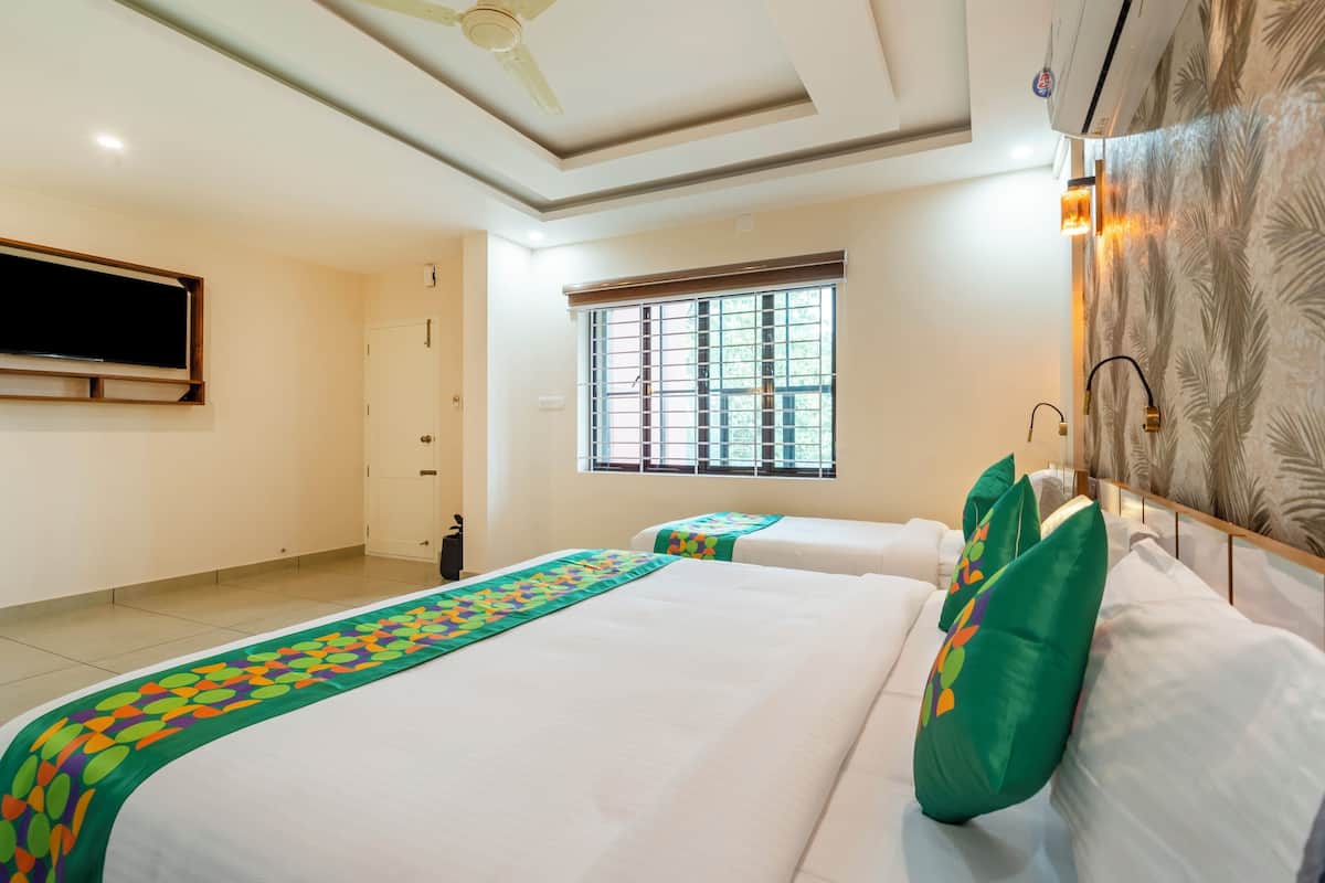 premium room | 1 bedroom, desk, iron/ironing board, bed sheets