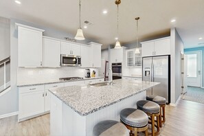 Frigorifero, microonde, forno, piano cottura