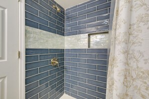 Articles de toilette gratuits, sèche-cheveux, serviettes fournies