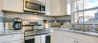 Sunny Family Home, 3 Mi to High Point Market!