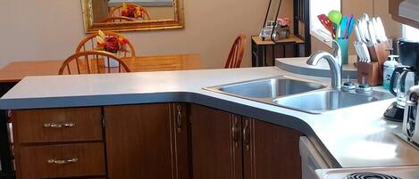 Jääkaappi, mikroaaltouuni, uuni, liesi