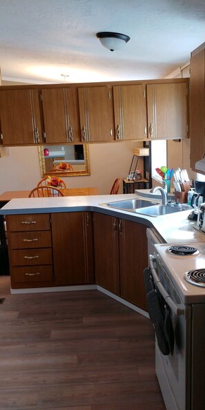 Geladeira, micro-ondas, fogão, cooktop