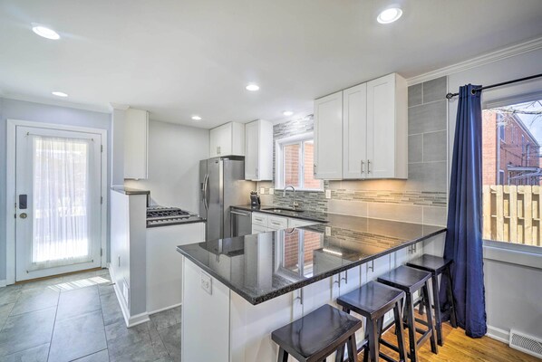 Réfrigérateur, micro-ondes, plaque de cuisson, lave-vaisselle