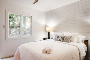 Bungalou, diversos dormitoris | Roba de llit d'alta qualitat i minibar amb articles gratuïts 