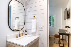 Studio Suite, 1 King Bed | Bathroom