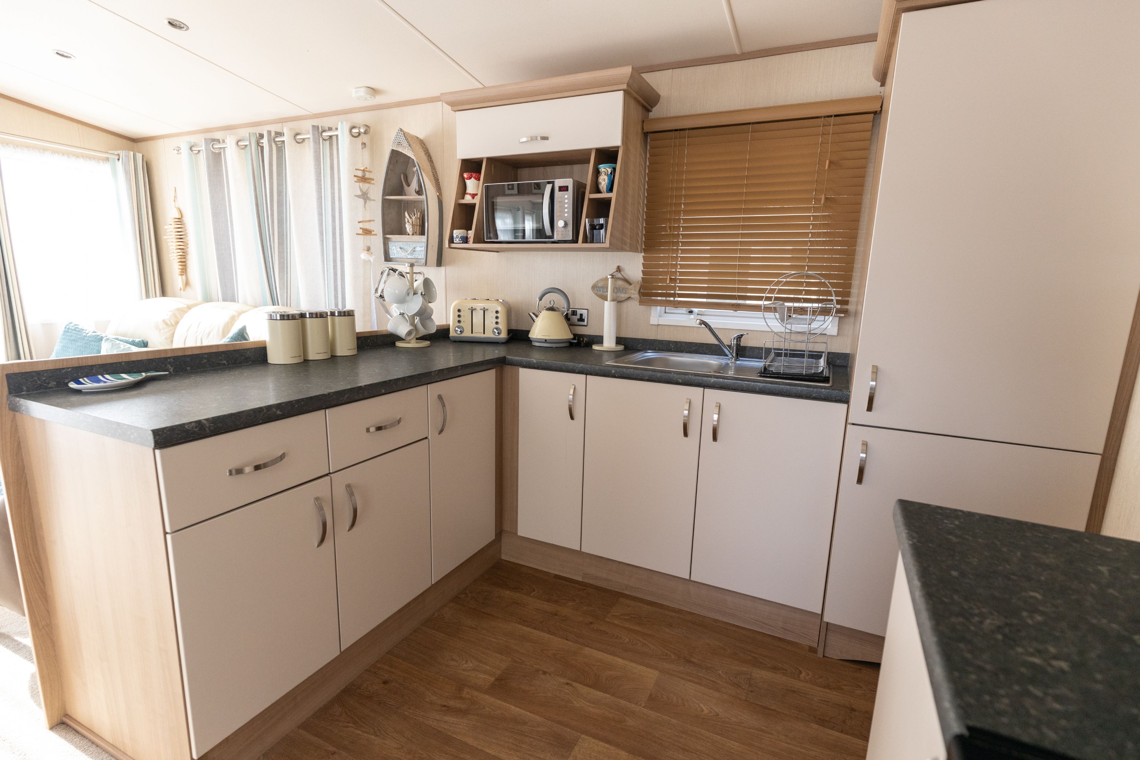 Réfrigérateur, micro-ondes, four, grille-pain