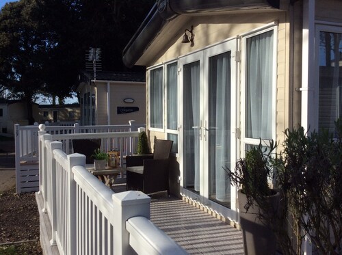 Drop Anchor, by the beach in Mudeford - *** No Booking Fees ***