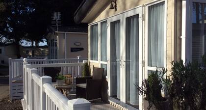 Drop Anchor, by the beach in Mudeford - *** No Booking Fees ***