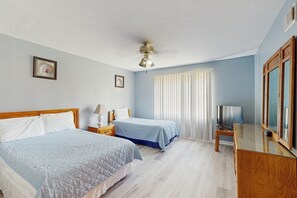 3 bedrooms, iron/ironing board, travel crib, WiFi - All-suite Bay Tree retreat with al fresco dining, water views, and shared pool (Little River)