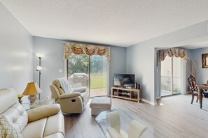 TV, DVD player - All-suite Bay Tree retreat with al fresco dining, water views, and shared pool (Little River)