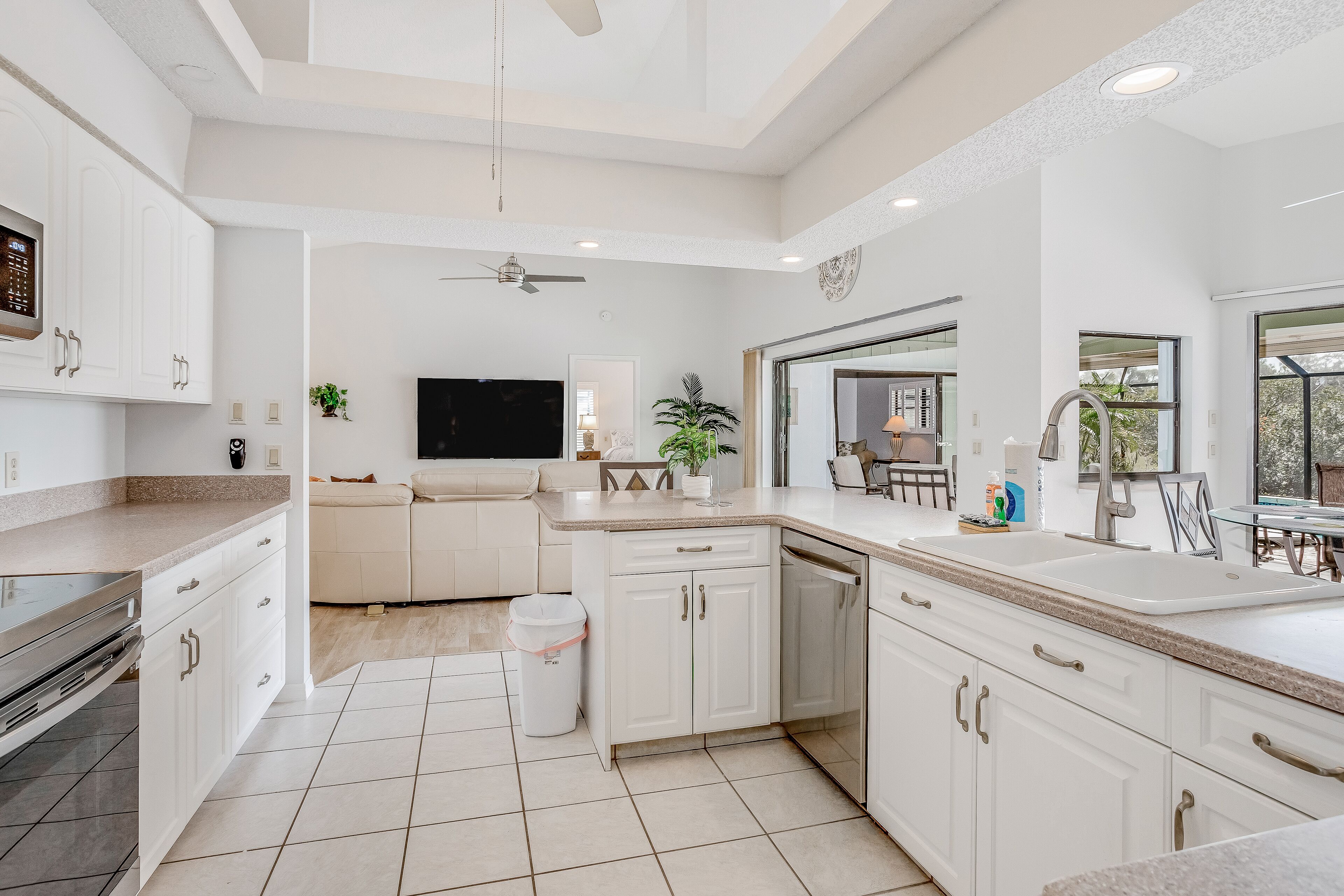 冷蔵庫、電子レンジ、オーブン、コンロ