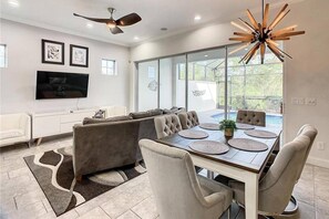 Dining - Luxurious 3-Bedroom Townhome in Festival Resort |Private Pool | Close to Theme Parks | Resort Access (Davenport)