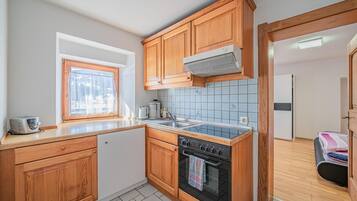 Kühlschrank, Ofen, Herdplatte, Wasserkocher