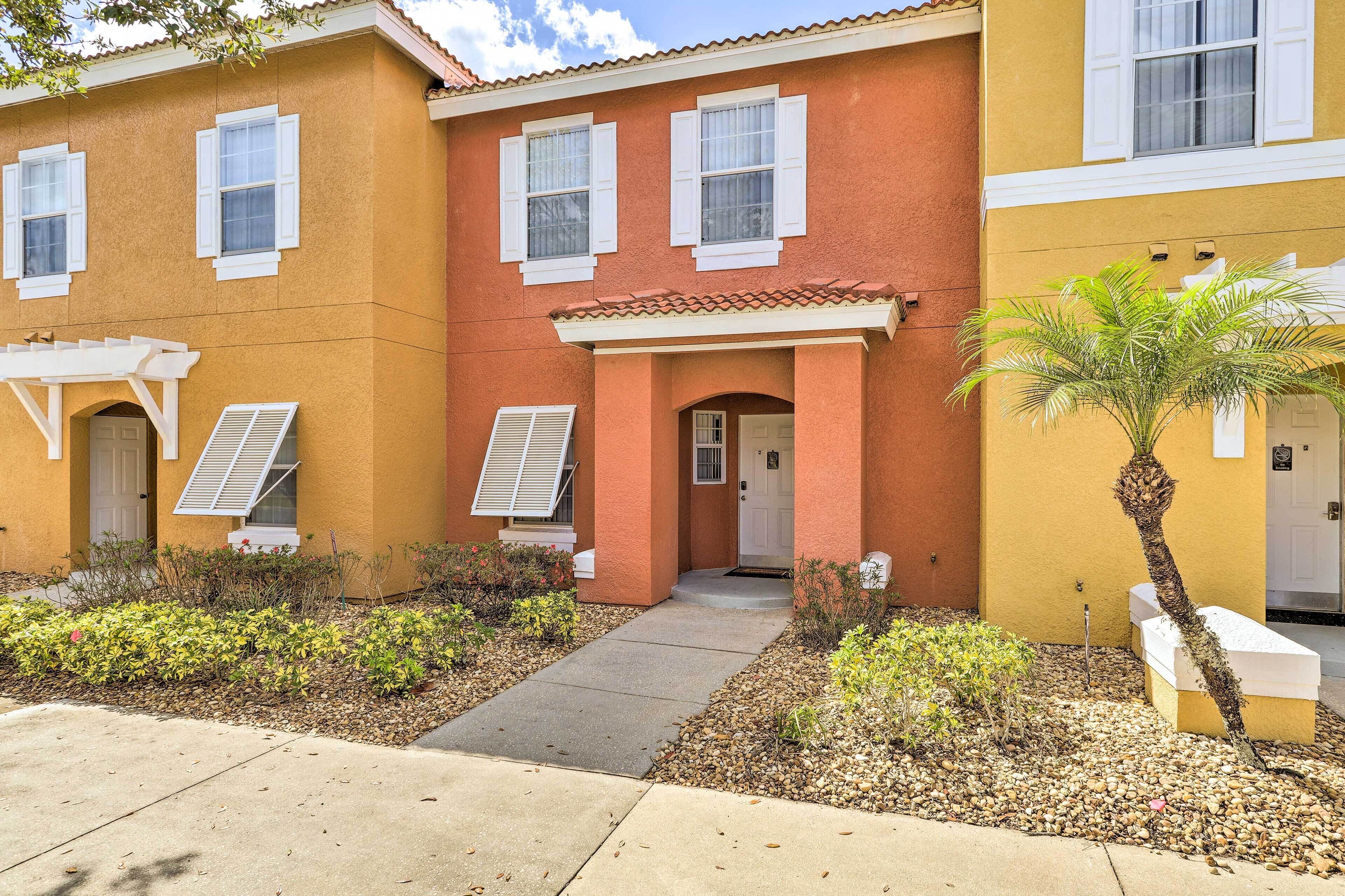 Cozy Kissimmee Townhome ~ 8 Mi to Disney World!