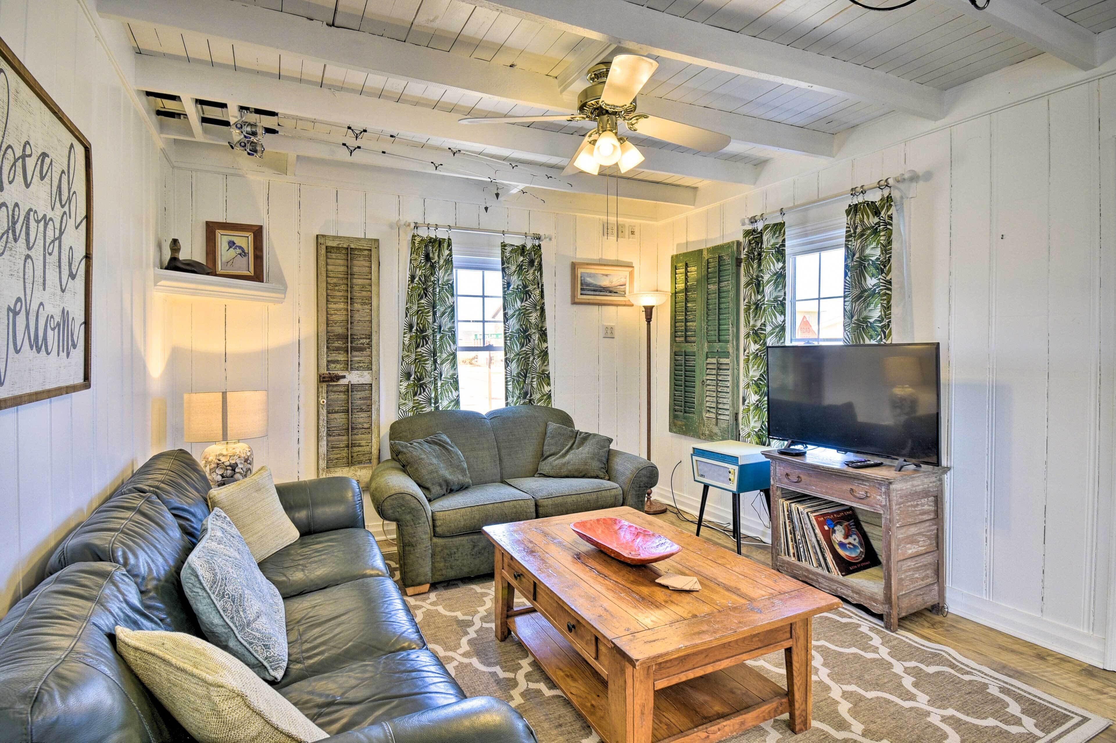 'Sand Pebbles': Bright Bungalow - Steps to Beach!