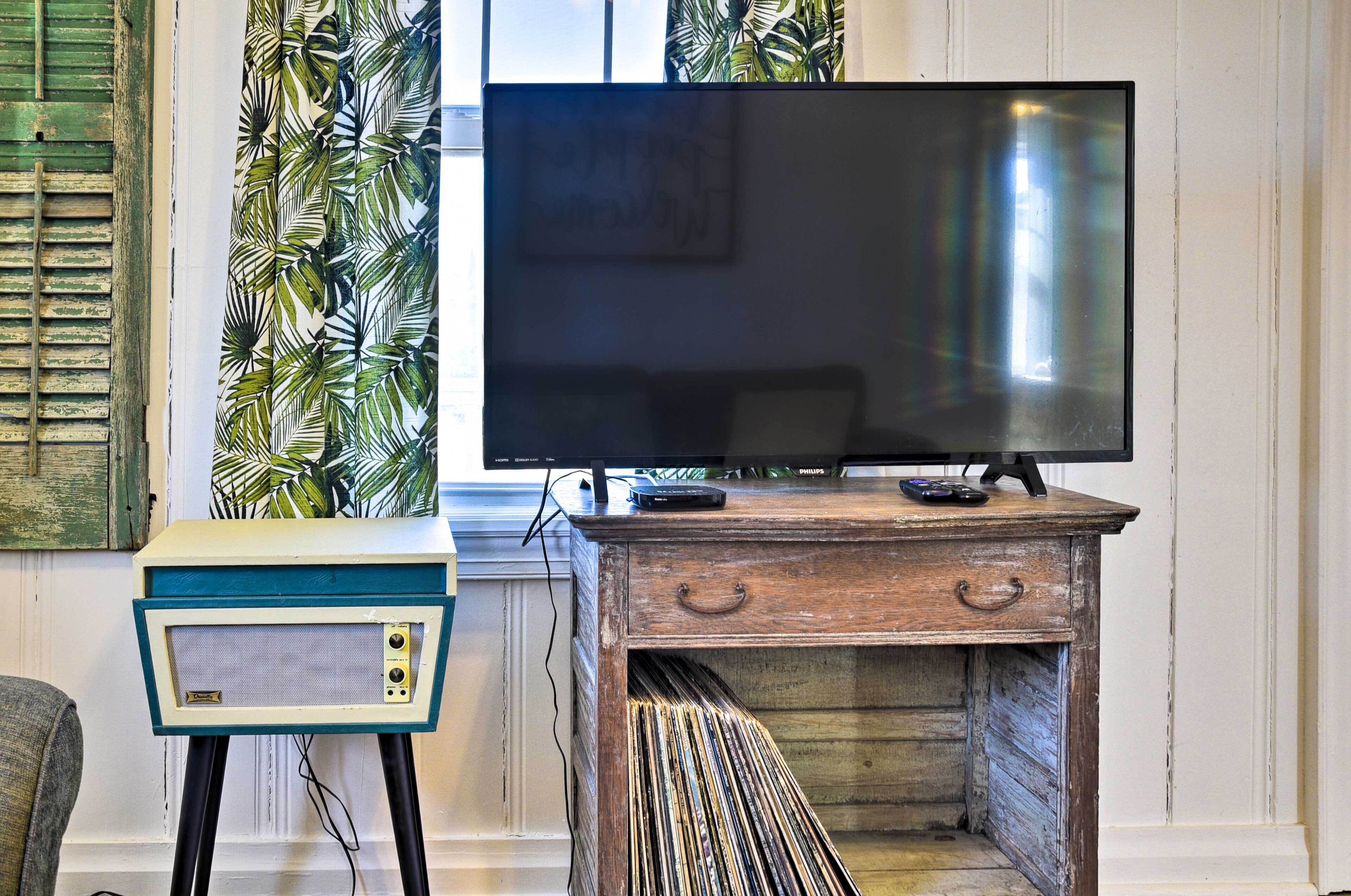 'Sand Pebbles': Bright Bungalow - Steps to Beach!