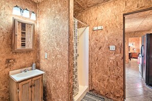 Kostenlose Toilettenartikel, Haartrockner, Handtücher