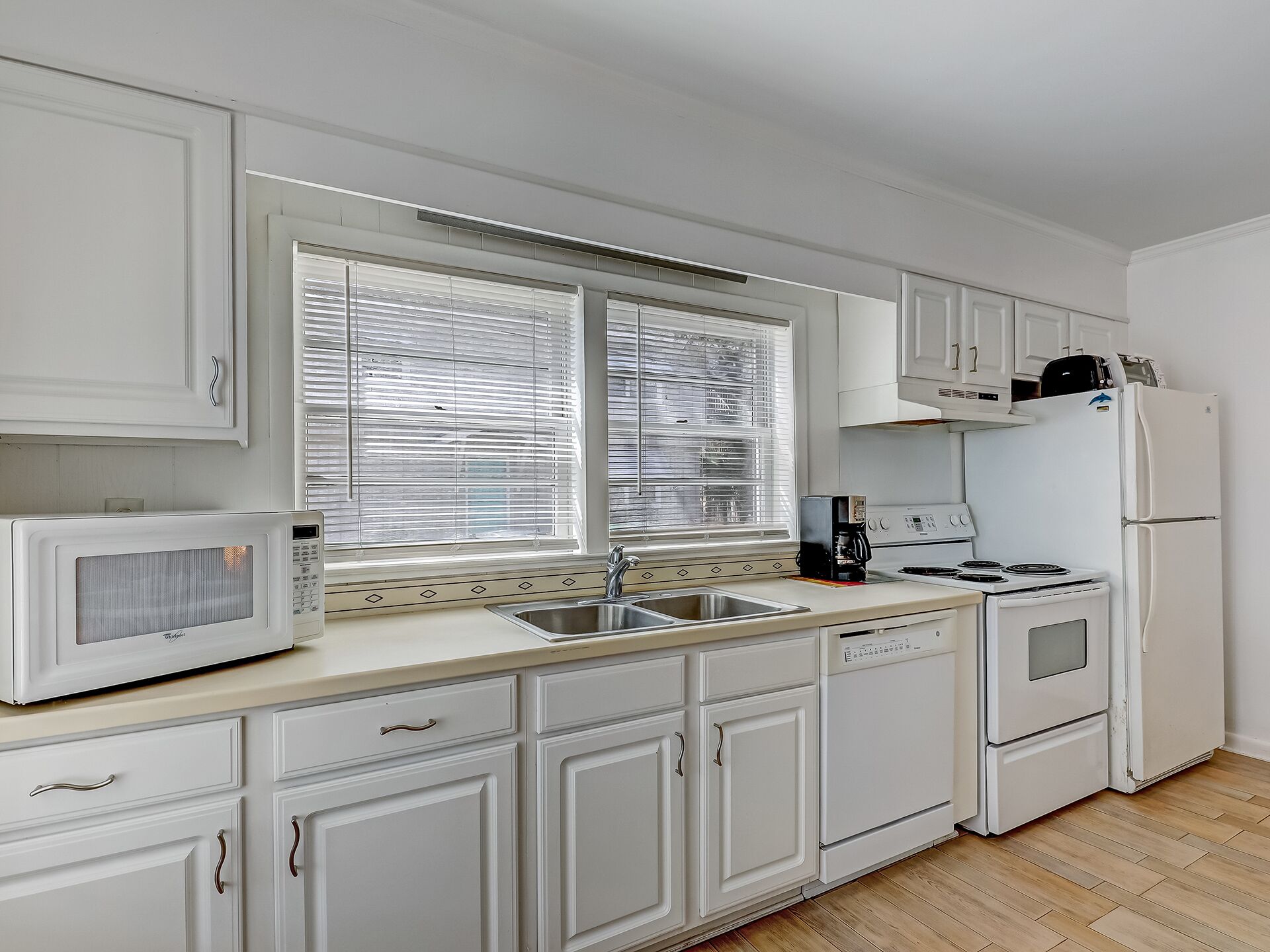 Family Friendly Beach Getaway Steps to the Sand, Heated Pool Access, By Southern Belle Tybee