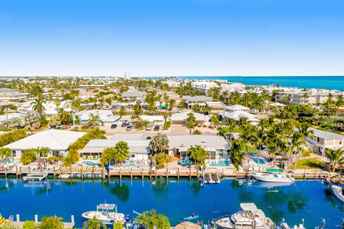 Waterfront home with gorgeous patio, WiFi, gas grill, & great location