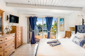 2 bedrooms, iron/ironing board, internet, bed sheets - Waterfront home with gorgeous patio, WiFi, gas grill, & great location (Key Colony Beach)