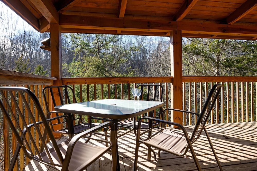 Beautiful 2 Bed Cabin with Hot Tub and Resort Pool!
