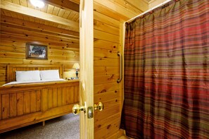 2 bedrooms, desk, iron/ironing board, free WiFi - Beautiful 2 Bed Cabin with Hot Tub and Resort Pool! (Sevierville)
