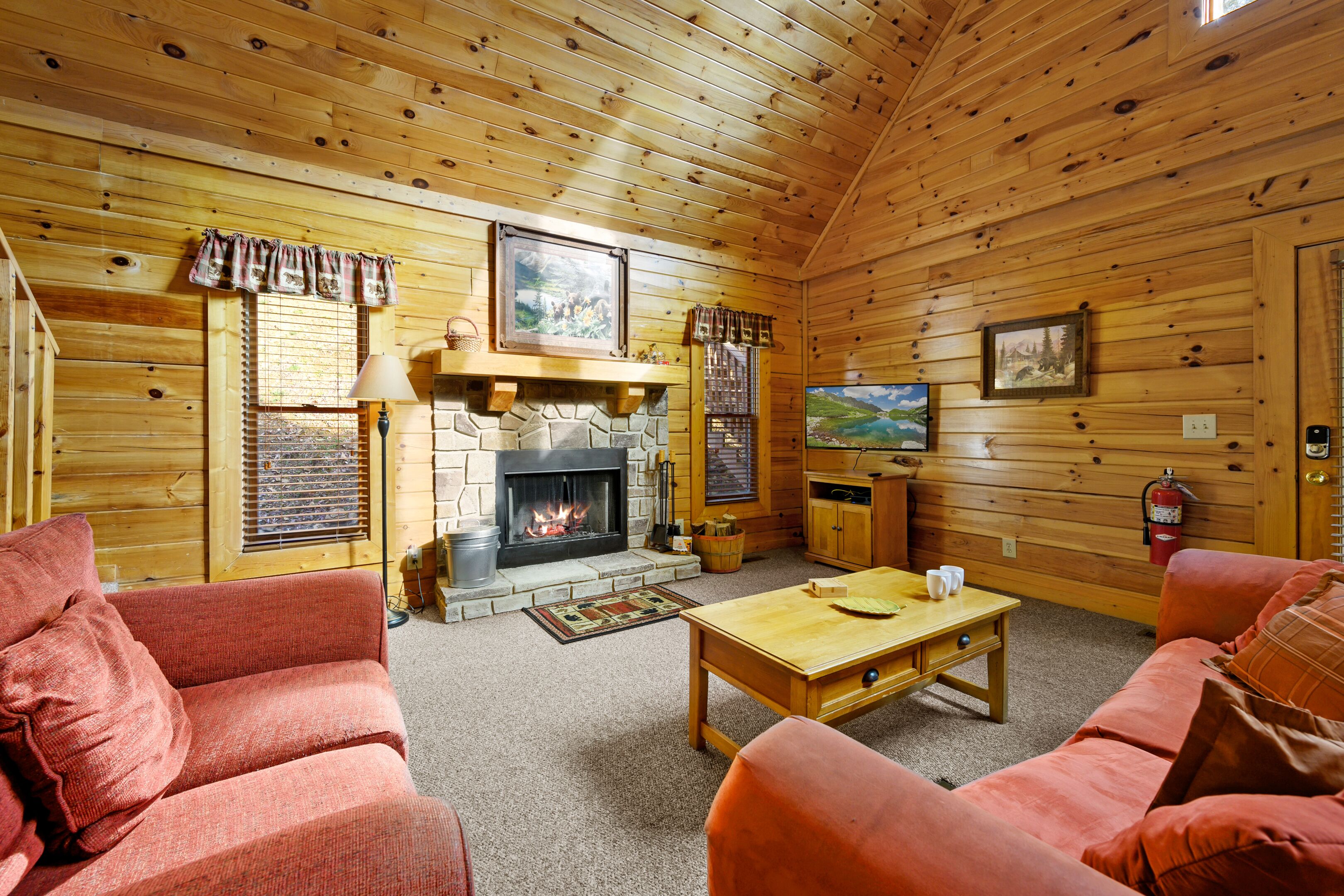 Beautiful 2 Bed Cabin with Hot Tub and Resort Pool!