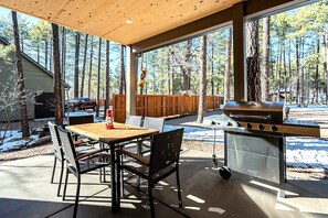 Outdoor dining - Short walk to lake | Hot tub at Lakeside Pines (Pinetop)