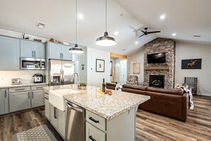Fridge, microwave, oven, stovetop - Short walk to lake | Hot tub at Lakeside Pines (Pinetop)