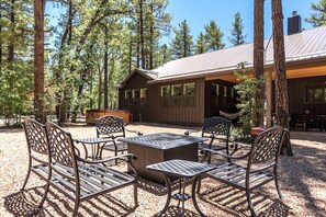Outdoor dining - Family Retreat w/ Hot tub – Lakeside Pines (Pinetop)