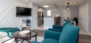 Smart TV, books - Whitemarsh Oasis: Stylish 3 BR King with Hot Tub! Minutes to DT & Beach! ❤️ Pets! (Savannah)