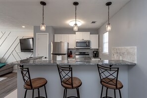 Fridge, microwave, oven, stovetop - Whitemarsh Oasis: Stylish 3 BR King with Hot Tub! Minutes to DT & Beach! ❤️ Pets! (Savannah)