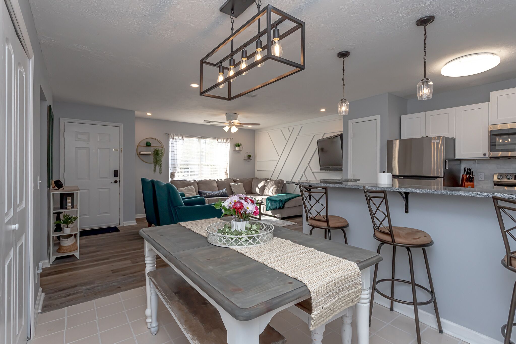 Whitemarsh Oasis: Stylish 3 BR King with Hot Tub! Minutes to DT & Beach! ❤️ Pets!