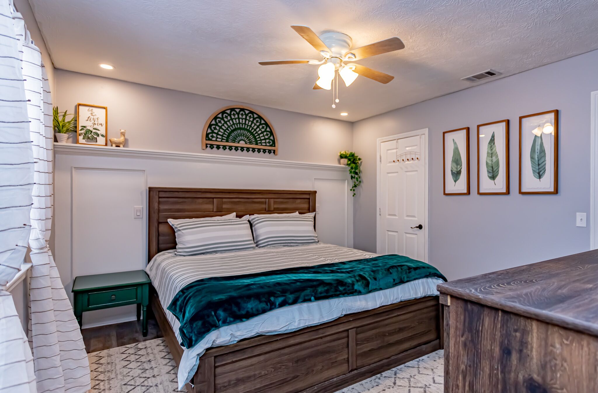 Whitemarsh Oasis: Stylish 3 BR King with Hot Tub! Minutes to DT & Beach! ❤️ Pets!