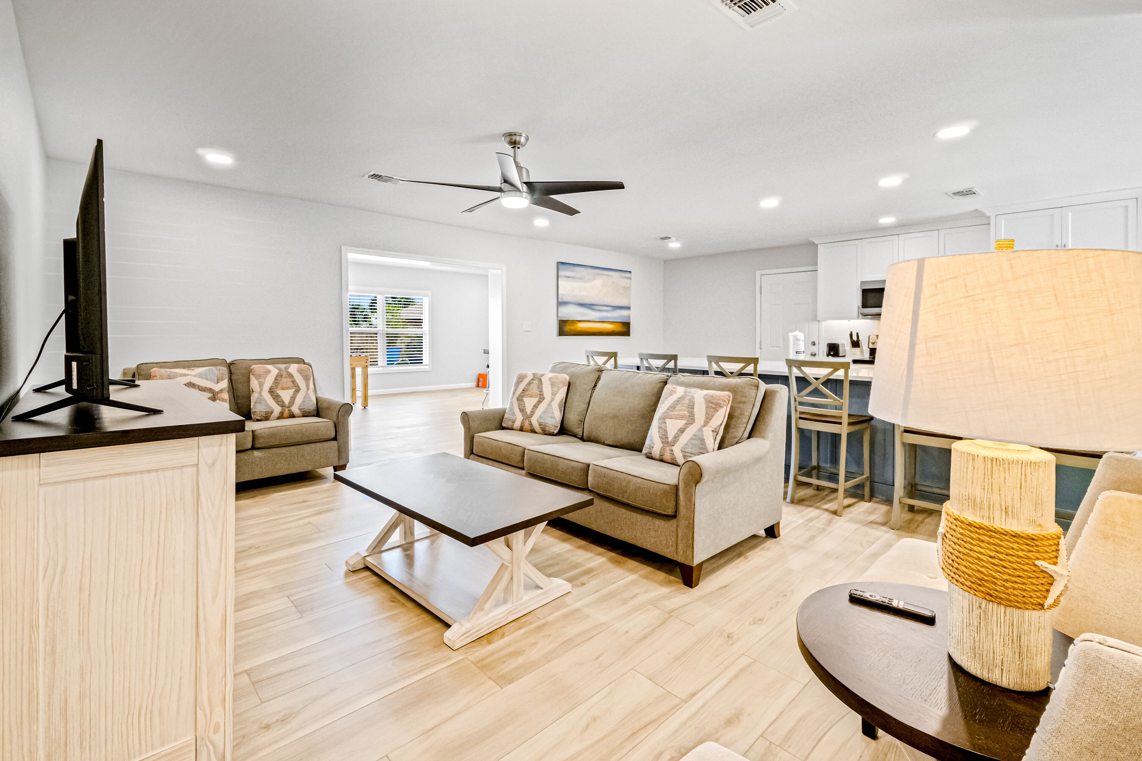 Modern, dog-friendly home with WiFi, W/D & central AC