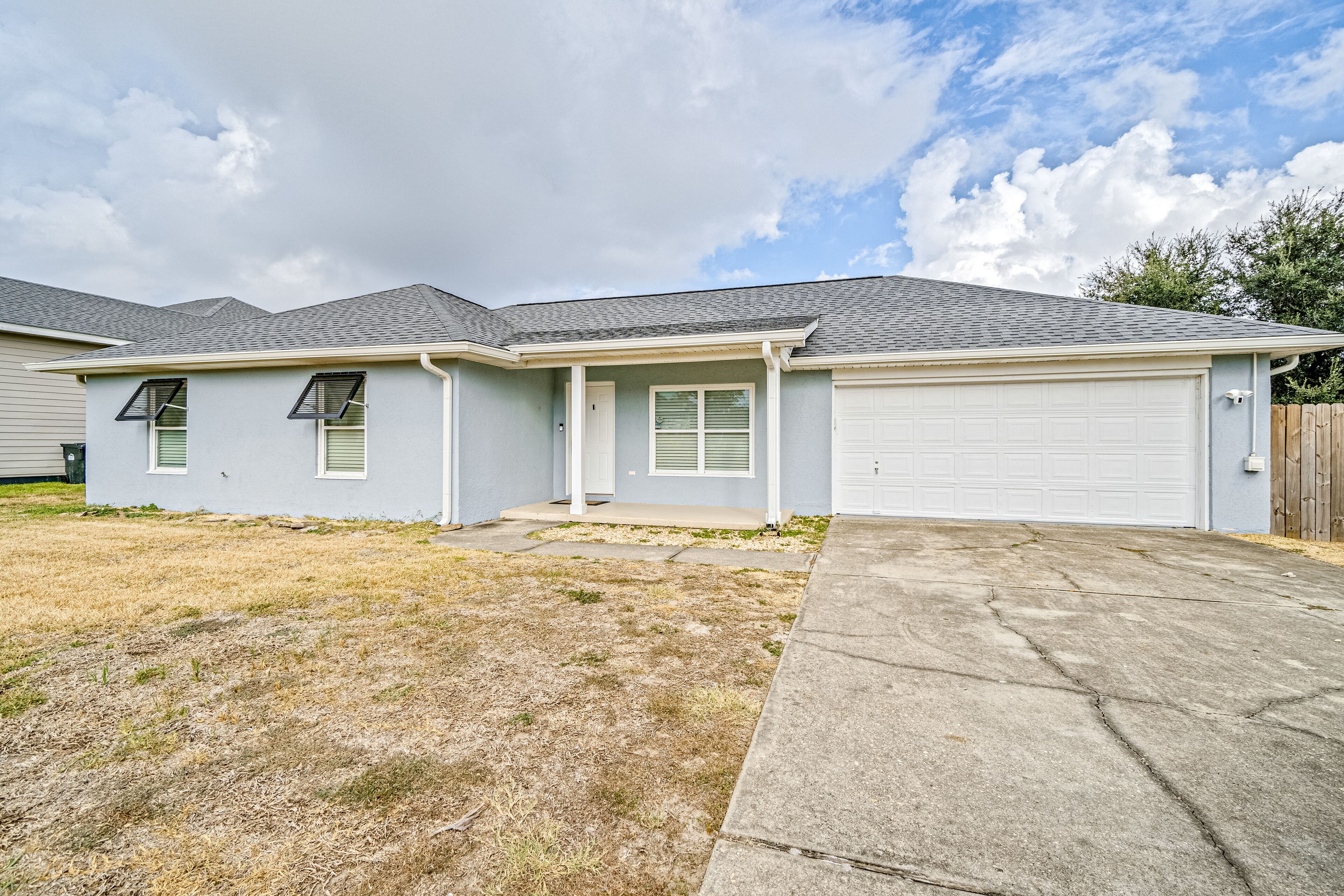 Modern, dog-friendly home with WiFi, W/D & central AC