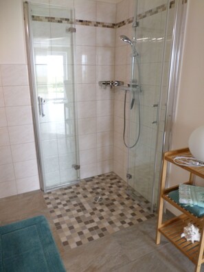 Douche, sèche-cheveux, serviettes fournies, savon