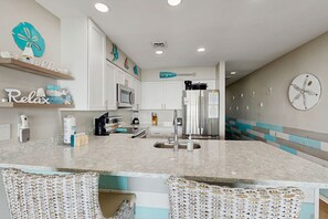 Frigorifero, microonde, forno, piano cottura