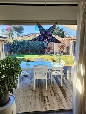 Dining - Quiet family home 5 minutes from the center of Isle sur la Sorgue (L'Isle-sur-la-Sorgue)