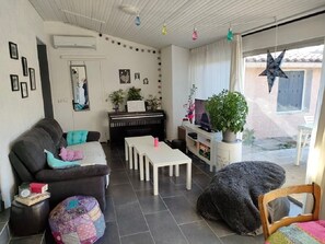 TV, DVD player, books - Quiet family home 5 minutes from the center of Isle sur la Sorgue (L'Isle-sur-la-Sorgue)