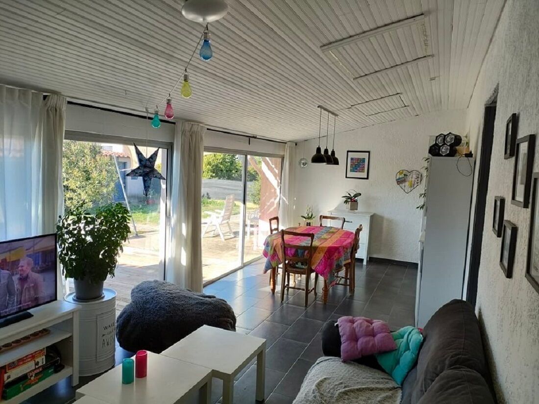 Una televisión, un reproductor de DVD, libros