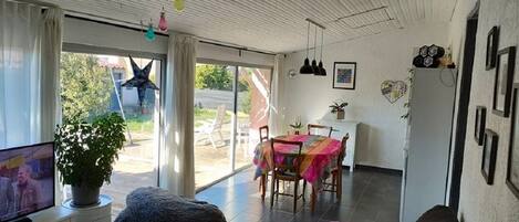 Una televisión, un reproductor de DVD, libros