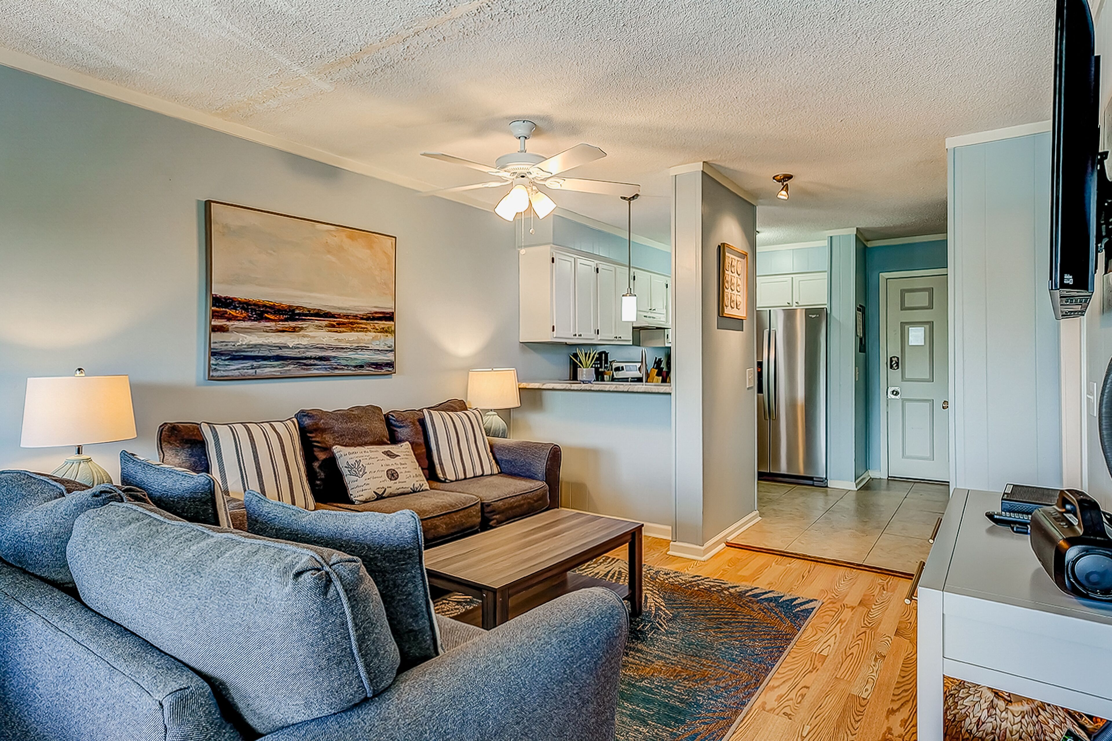 2-bedroom beachside condo with balcony, pools, & WiFi - near golf & beach